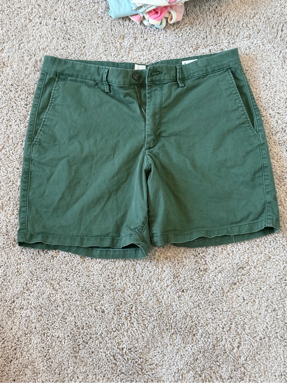 GAP Men's Flat-Front Shorts — Forest Green